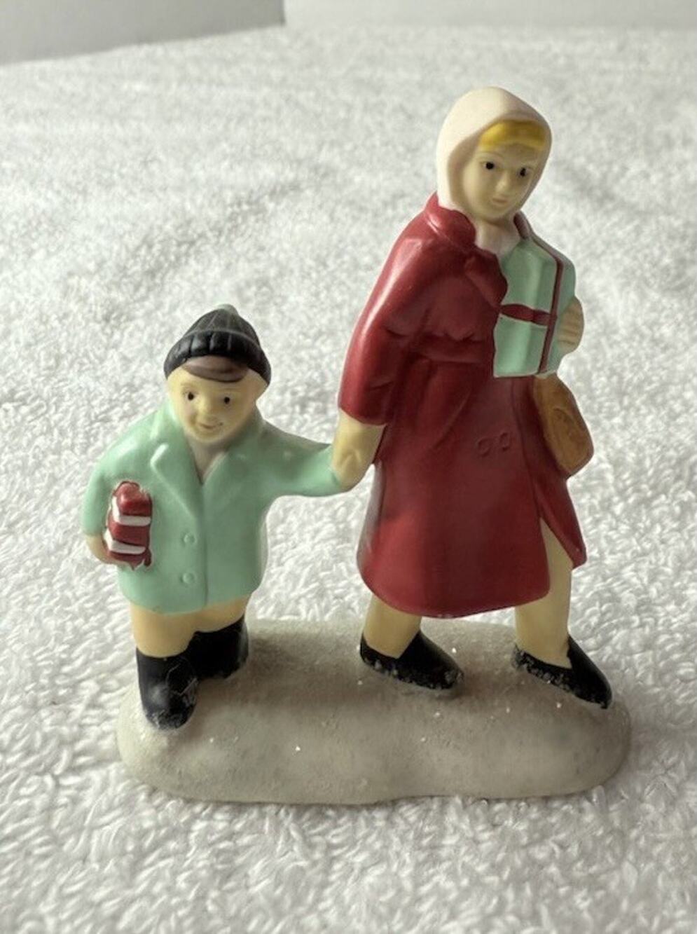 Enesco 2010 It’s A Wonderful Life Christmas Village 3” Mother & Child Figurines
